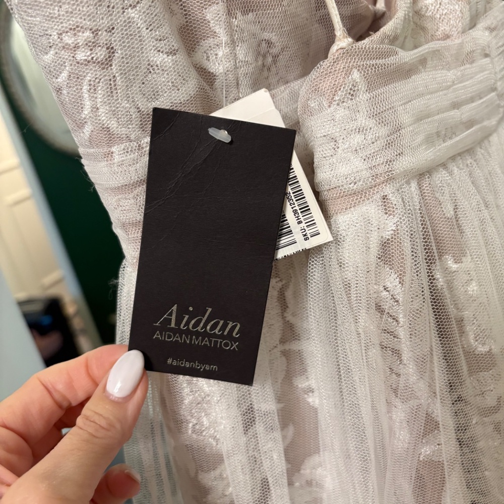 Stunning wedding gown, NWT. - Picture 6 of 7